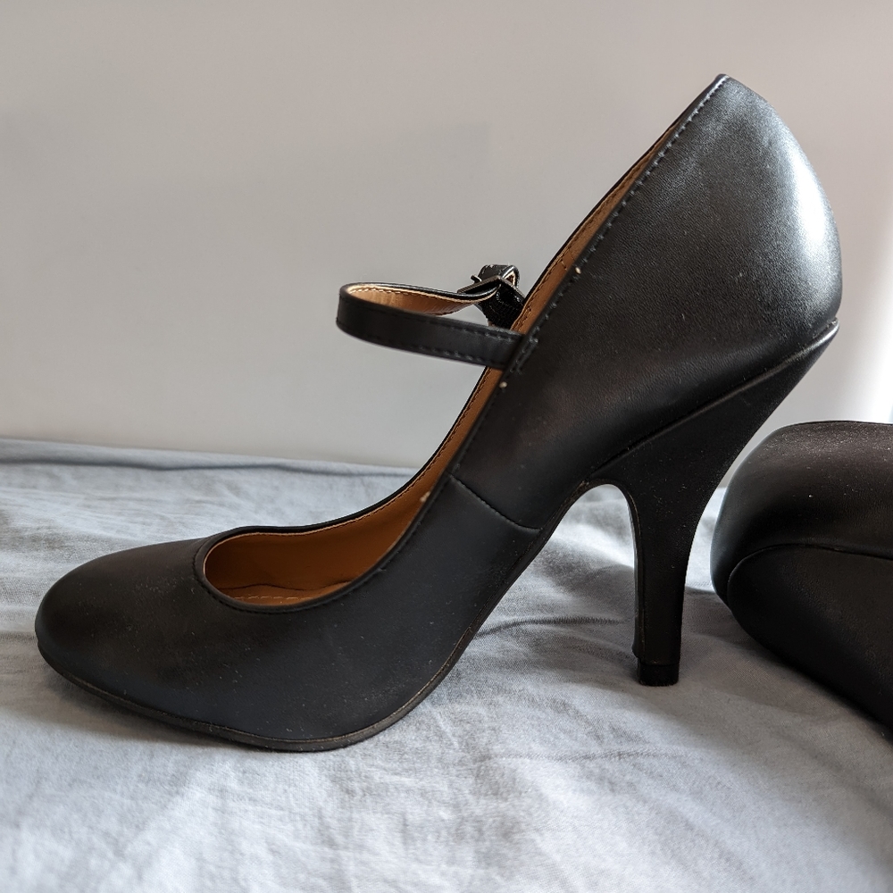 Black Mary Jane Pumps